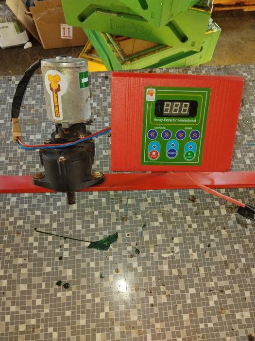Продавам задвижване за центрофуга за пчелен мед 12 волта ,220 волта.