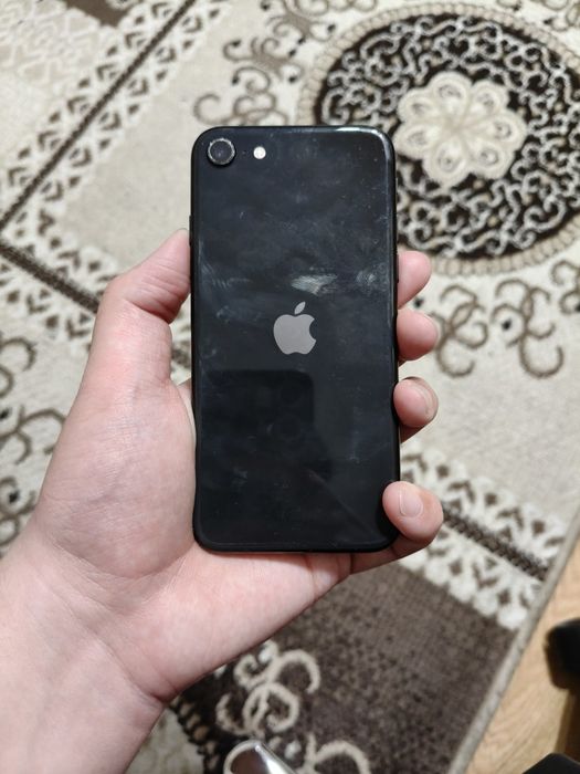 Продаю iPhone (айфон) se 2020