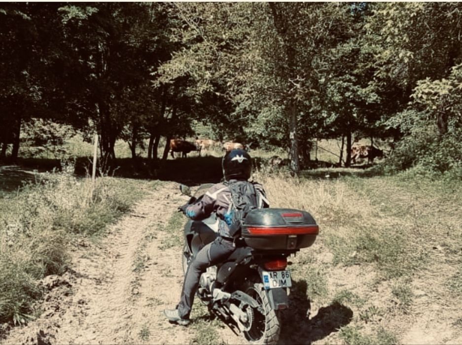Honda Transalp 650 XLV – echipată (crashbar, topcase, cric central), fiabilă, pregătită de drum