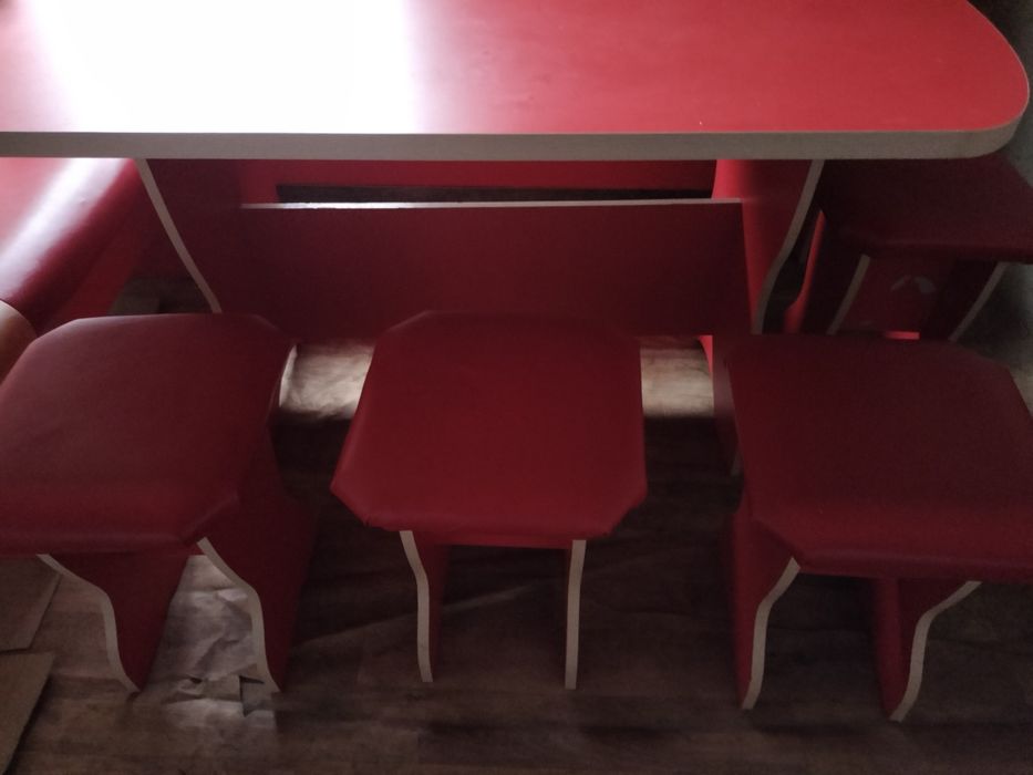 Мягкий уголок, стол со стульями