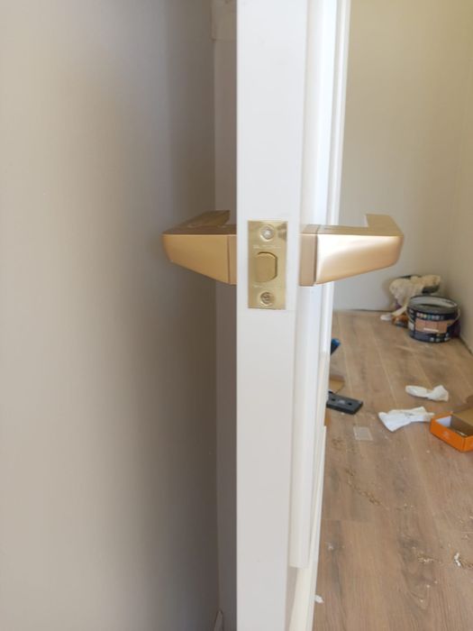 Установка дверей, врезка замков