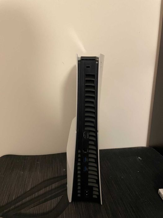 Продавам Sony PlayStation 5 Disc Edition + 2 игри — като нов