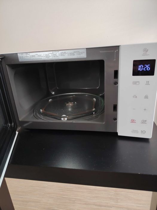Микровълнова фурна LG MH6535GIH