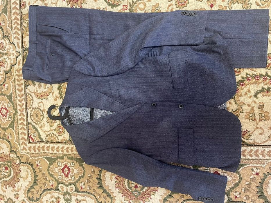 Костюм тройка продаётся