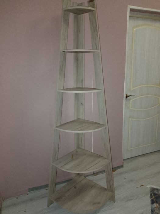 Книжная угловая полка.