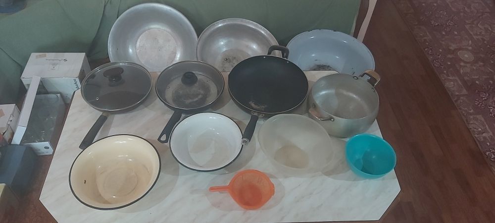 Продаётся много посуды.