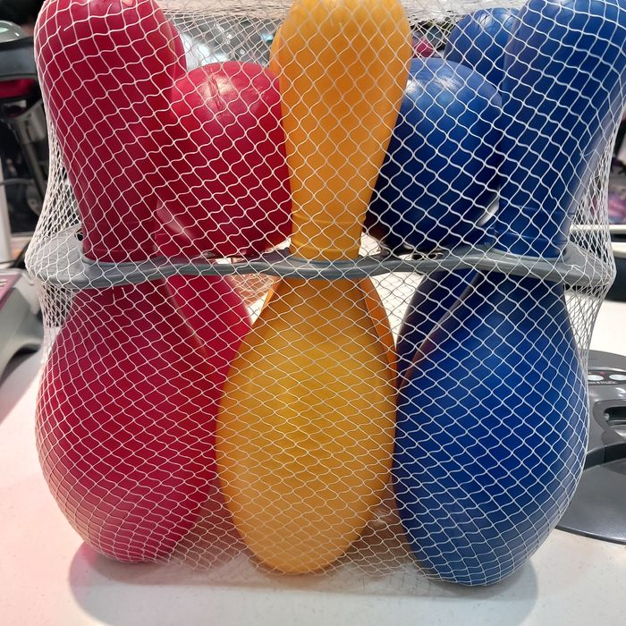 Нов детски боулинг,нови хилки и топче