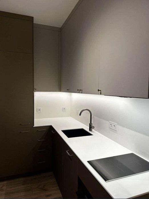 Дава се под наем Тристаен апартамент в София, Център - 70 кв.м за 1330 € - Снимка #3