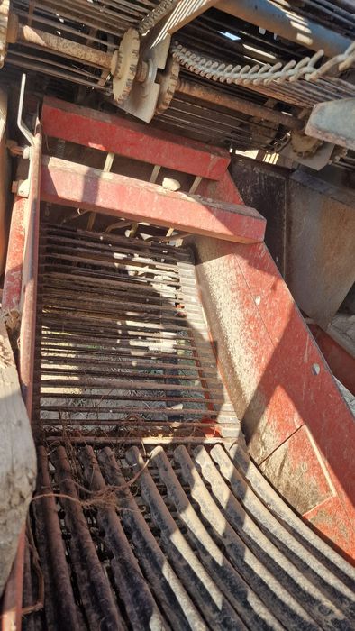 Vând mașină de scos cartofi