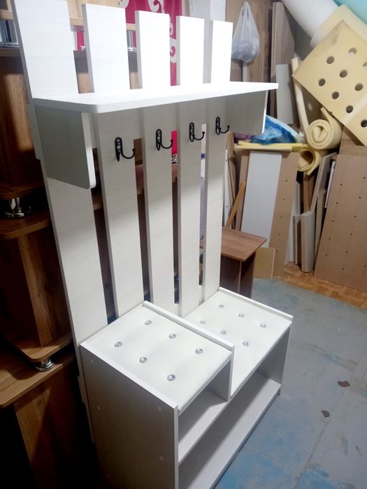 Продам в прихожую вешалку