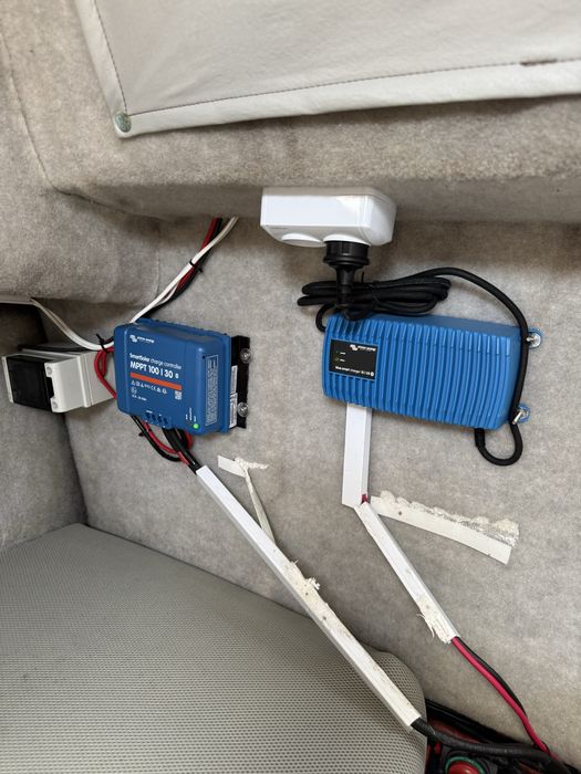 Barca cabinata cu prelata