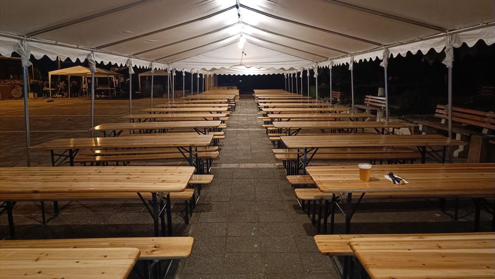 Сгъваеми маси /бирфест/ и шатри под наем