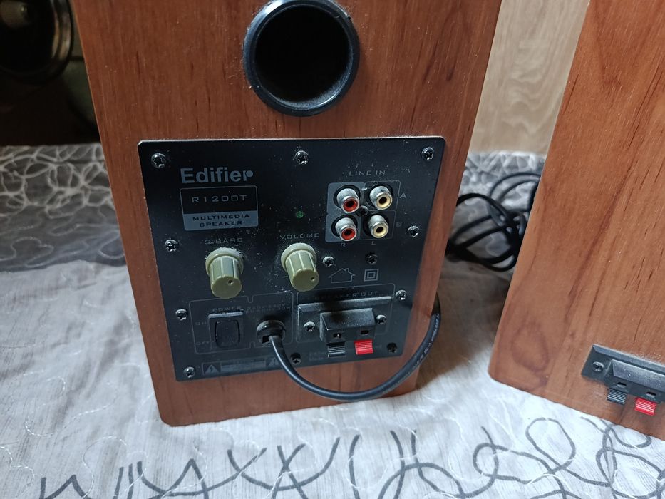 Продам акустическая система Edifier R1200T