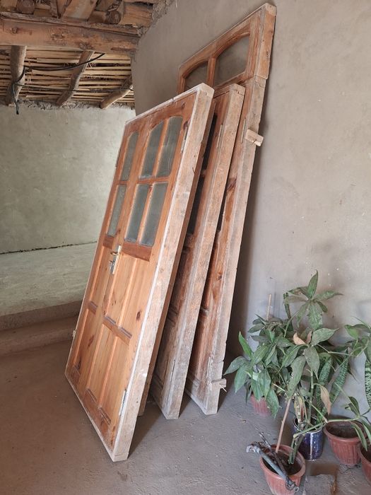 Eshik oyna 4.5 yil turgan hama joyi butun aynimagan