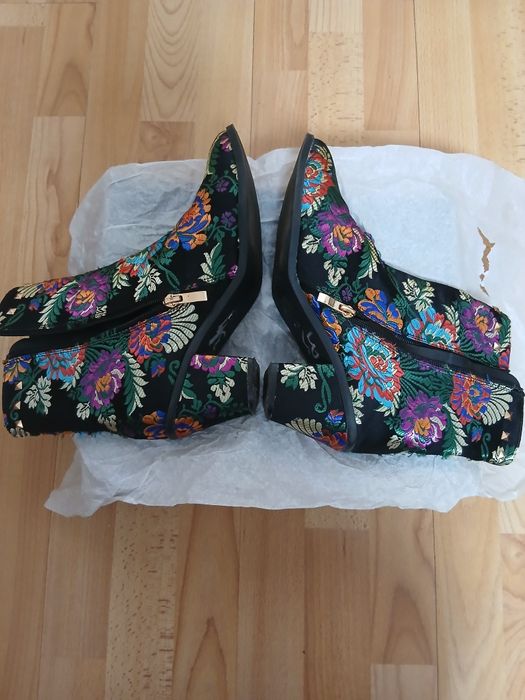 Botine cu broderie cusută manual ptr.damă