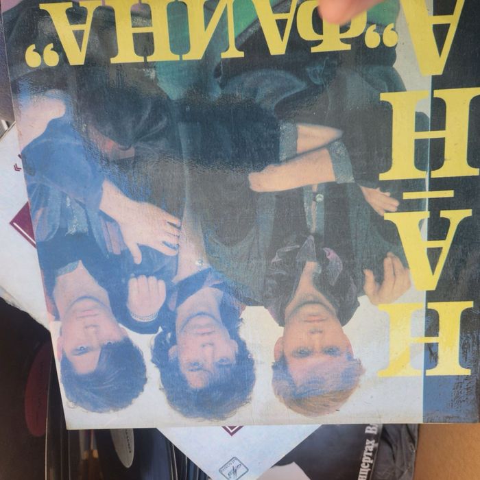 Виниловые пластинки разных исполнителей.