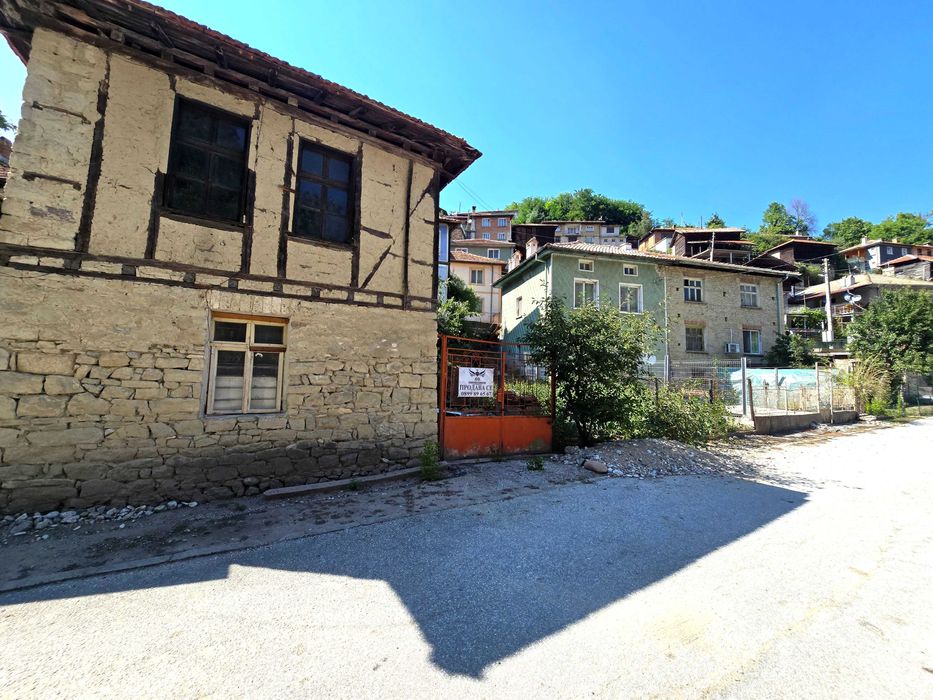 Продавам двуетажна къща 120РЗП с 152кв. двор в село Малево