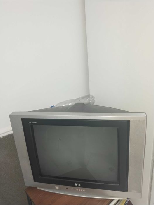 LG телевизор ,б/у 5000т