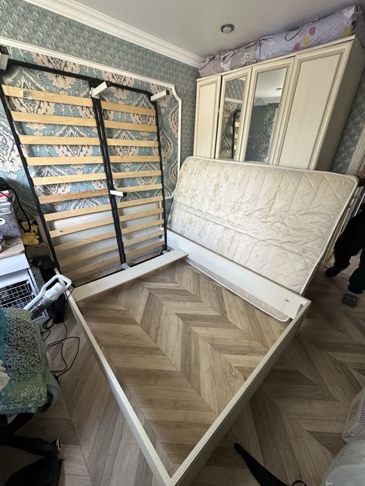 кровать с матрасом,в хорошом состоянии