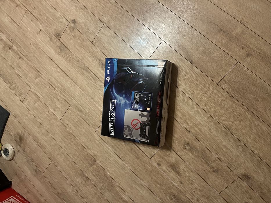 PLAYSTATION 4 (1TB)Battlefront II edition