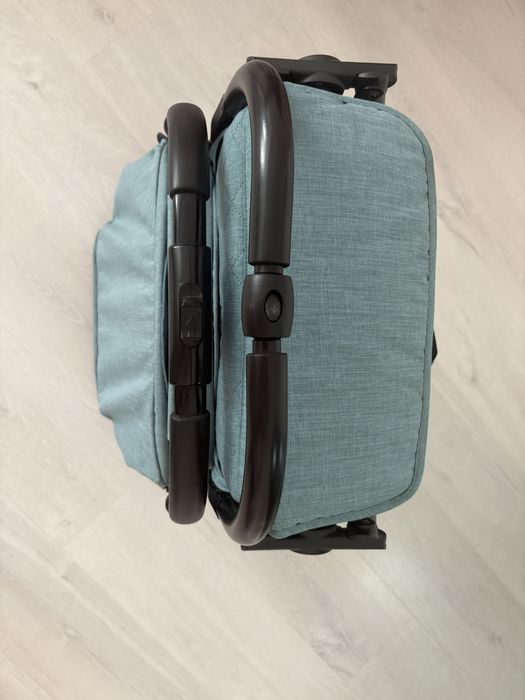 Продам прогулочную детскую коляску Chicco