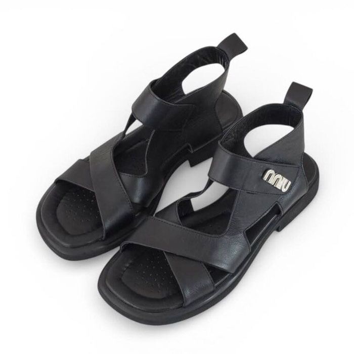 Модерни дамски сандали от естествена кожа.