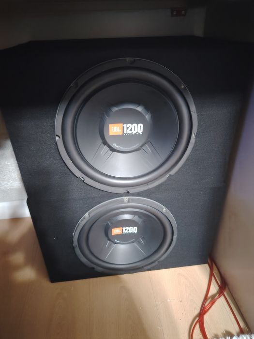 В корпусе колонки JBL