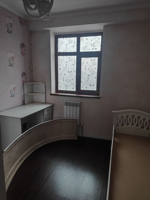 Оҳангарон шаҳрида катта йўл бўйидаги 5 этажка домда 3 хонали квартира