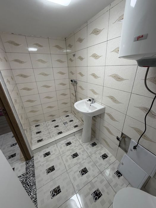 Inchiriez camere la curte