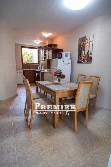 Продава се напълно оборудвана и обзаведена двуетажна къща