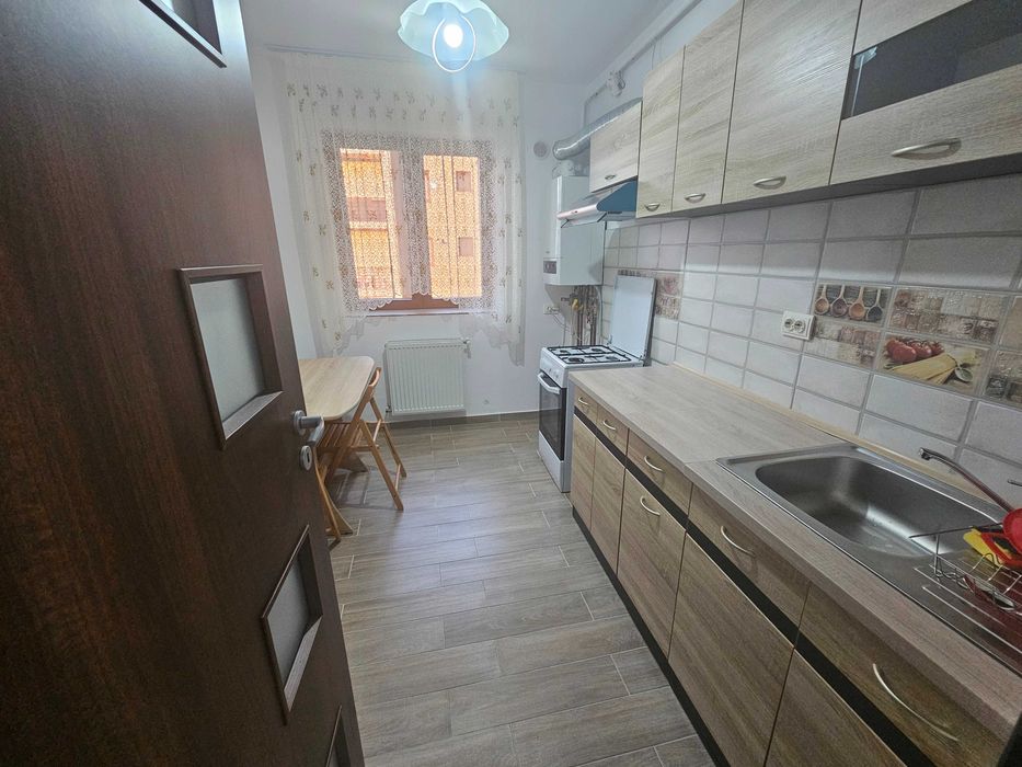 Proprietar închiriez Garsoniera 46 mp, modern cu bucatarie inchisa și loc de parcare, in fata geamului