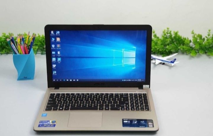 Leptop asus procesor I3 650 lei astept oferte!