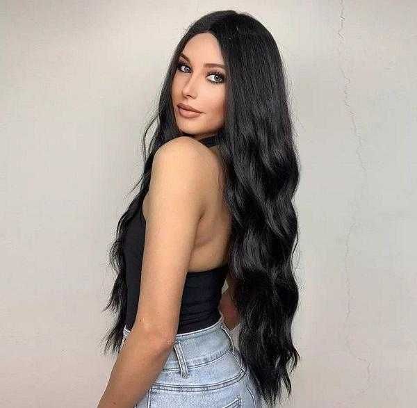 Черна вълнообразна перука на път