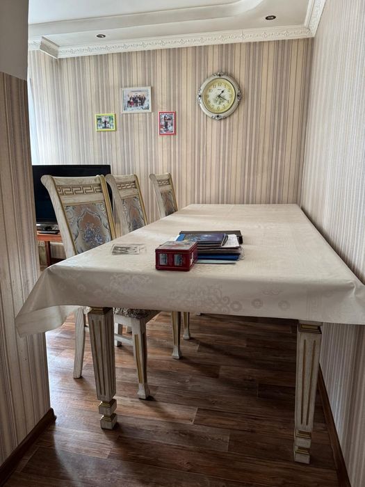 Стол со стульями