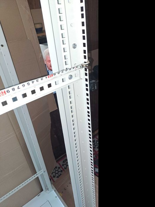 Продавам комуникационен шкаф 19" за 32U