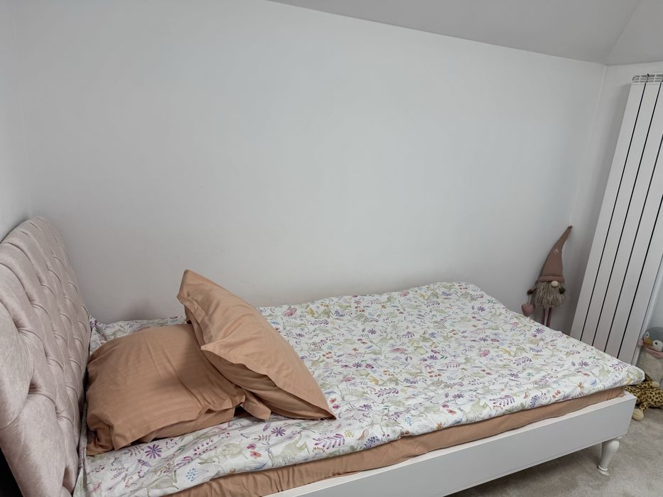 Pat mobexpert 1 persoana alb cu catifea roz!Oferim si salteaua 1800lei