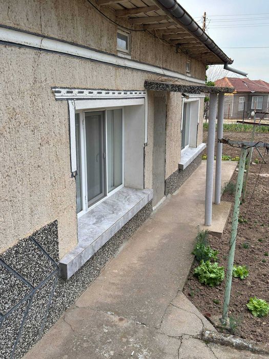 Собственик Продава Къща с 290кв.м.ЗП -9 стаи,двор 1040кв.м- с.Чернолик