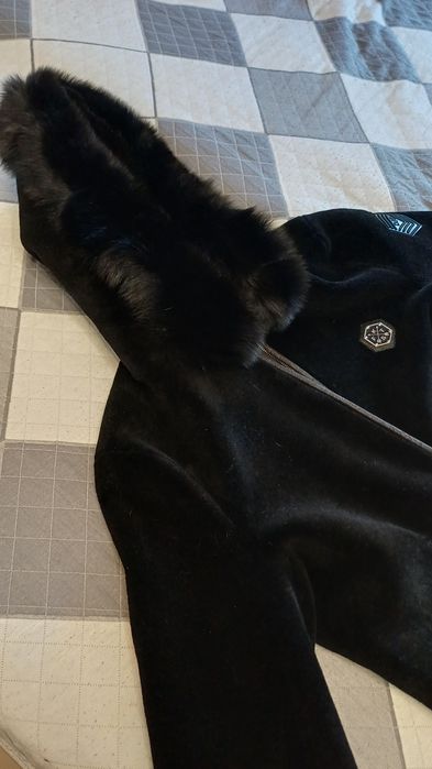 Продается мужская шуба с капюшоном.