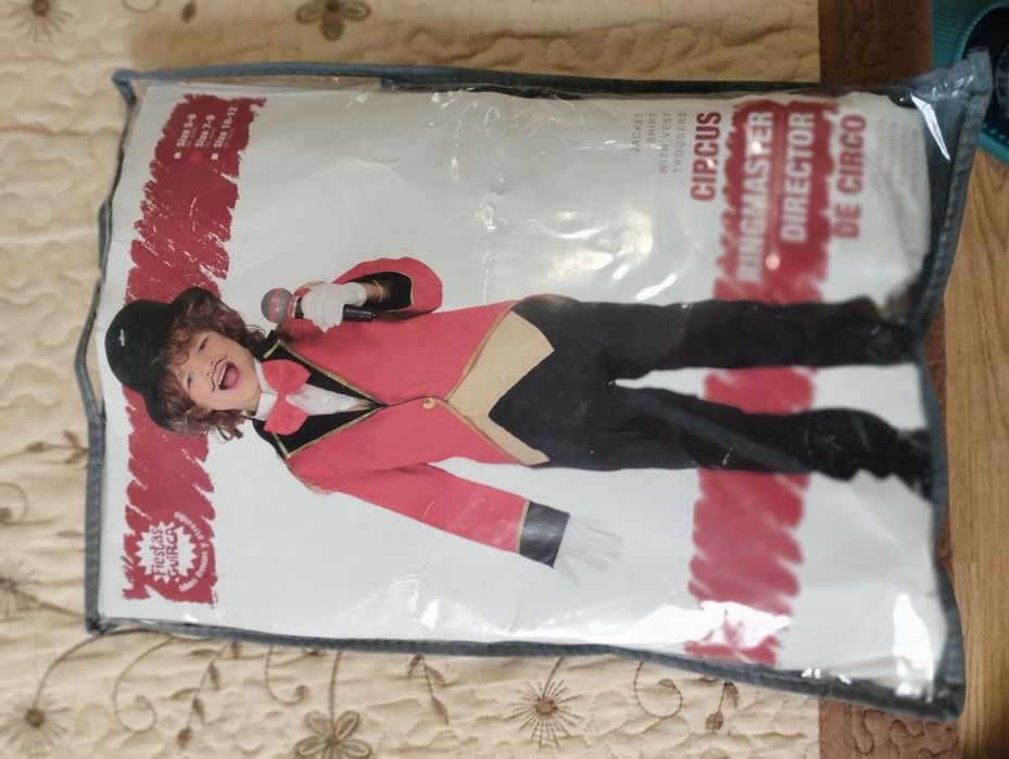 Vând costum serbare,carnaval