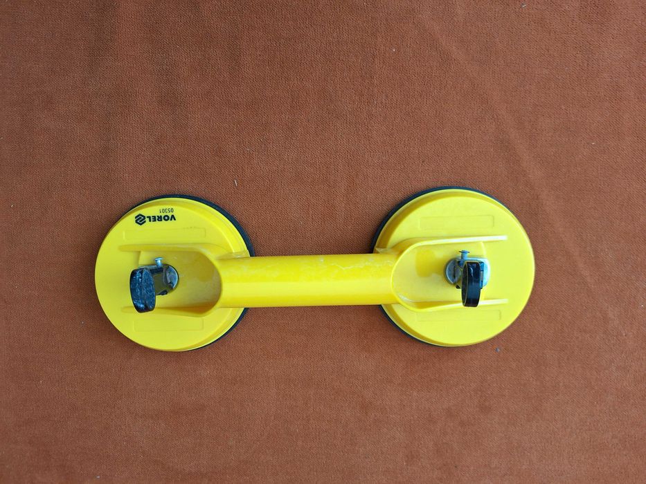 Dispozitiv cu ventuza dubla pentru transportarea sticlei