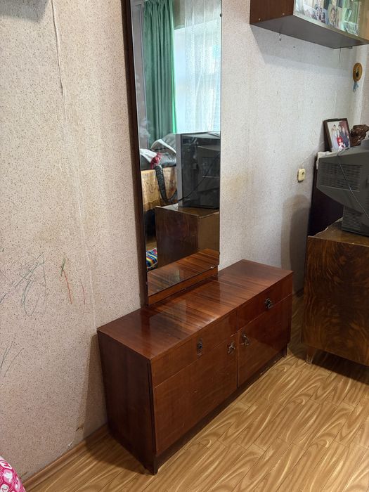 Отдам даром тумбочки и телевизор