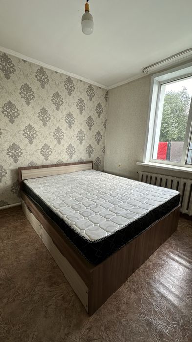 Двуспальная кровать с матрасом