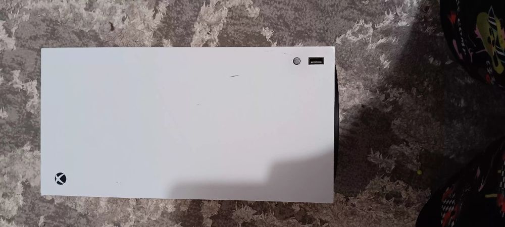 Vând Xbox seria x sau schimb cu un pc si încă 1000 de lei