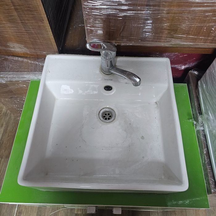 Тумба с раковиной.