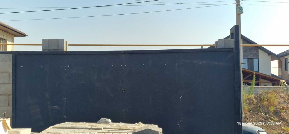 Стильные откатные ворота с калиткой