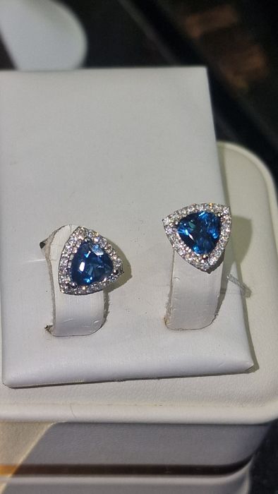 Золотые серьги  с бриллиантами  и топазами-пусеты