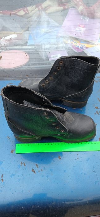 Продам ботинки рабочие. 36-37
размер.