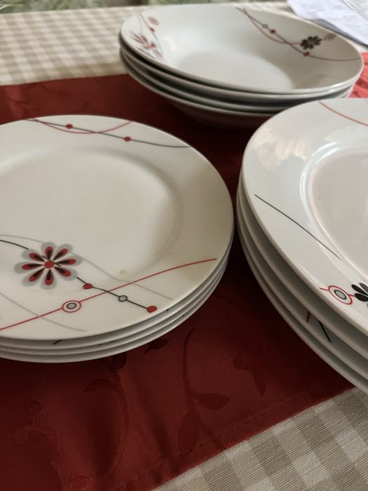Сервиз за хранене чинии за основно,десерт