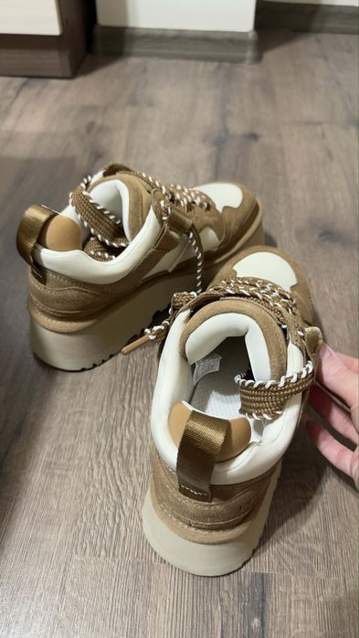 Чисто нови обувки UGG