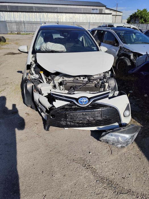 Toyota Yaris hybrid на части 2 броя